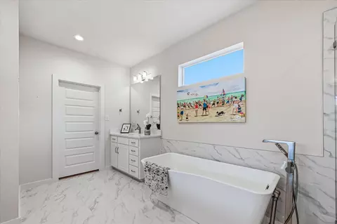 Bath - 1018 Meadow Bend Loop N, Grapevine, TX 76051 photo 3 of 5