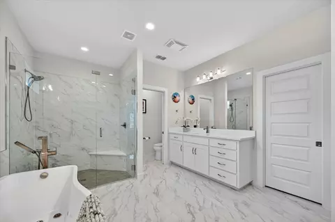 Bath - 1018 Meadow Bend Loop N, Grapevine, TX 76051 photo 2 of 5