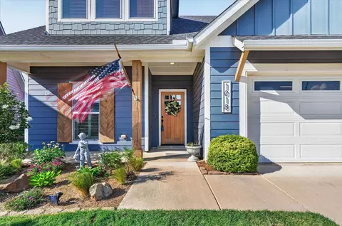 Exterior - 1018 Meadow Bend Loop N, Grapevine, TX 76051 photo 3 of 4