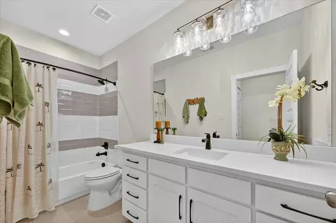 Bath - 1018 Meadow Bend Loop N, Grapevine, TX 76051 photo 4 of 5