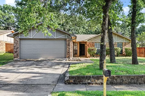 3716 Pinewood St, Bedford, TX 76021