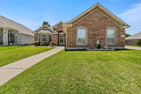 8552 Lake Springs Trl, Hurst, TX 76053