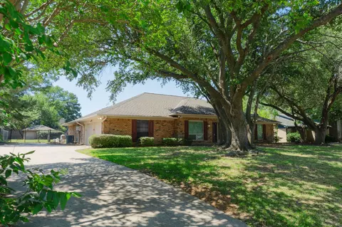 1700 Wimbleton Dr, Bedford, TX 76021
