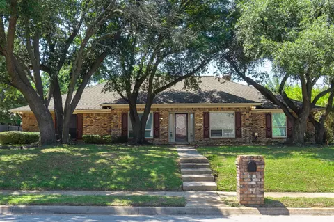1700 Wimbleton Dr, Bedford, TX 76021