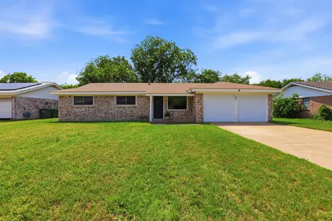 833 Bridle Ave, White Settlement, TX 76108