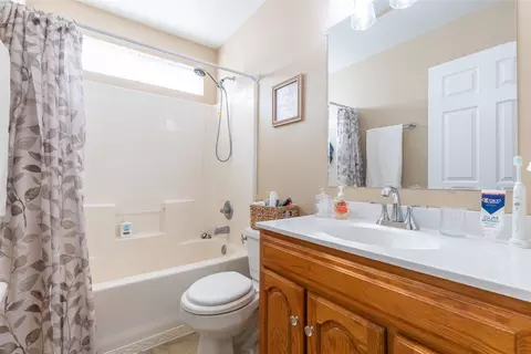 Bath - 1603 Derrick Dr, Haskell, TX 79521 photo 5 of 6