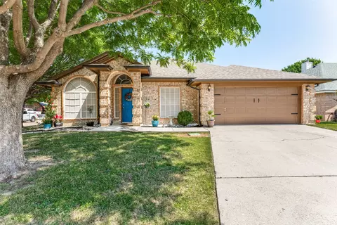 1024 Kingsley Dr, Saginaw, TX 76179