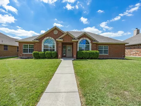 208 Red Wolf Ln, Red Oak, TX 75154