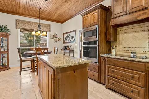 Kitchen - 283 Briarleaf Cir, Hewitt, TX 76643 photo 3 of 4
