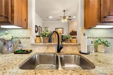 Kitchen - 283 Briarleaf Cir, Hewitt, TX 76643 photo 2 of 4