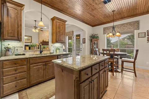 Kitchen - 283 Briarleaf Cir, Hewitt, TX 76643 photo 4 of 4