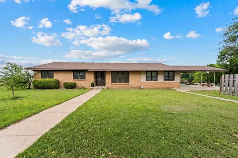 608 W Spring St, West, TX 76691