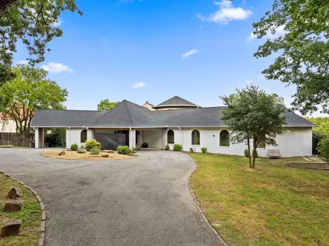 8542 Meadowbrook Dr, Fort Worth, TX 76120