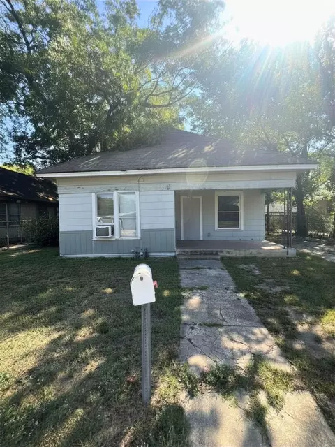 728 Ritchey St, Gainesville, TX 76240