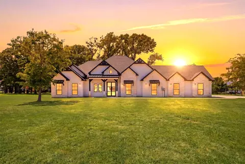 1055 Hidden Oaks Dr, Wills Point, TX 75169