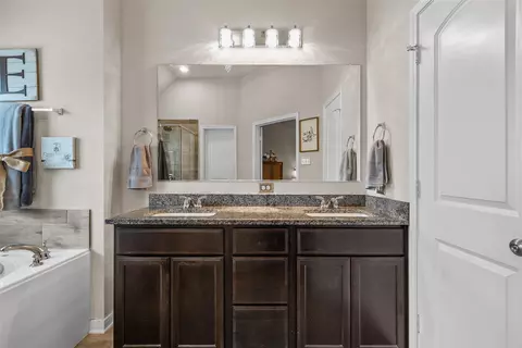 Bath - 3205 Samson Dr, Lorena, TX 76655 photo 3 of 4