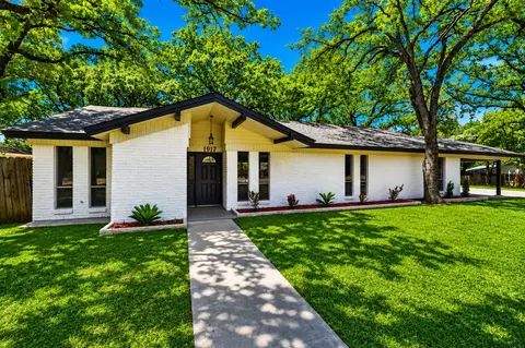1917 Toplea Dr, Euless, TX 76040