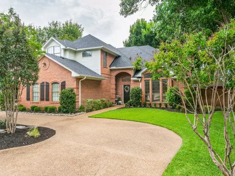 9104 Nob Hill Dr, North Richland Hills, TX 76182