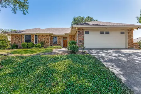10029 Stoneleigh Dr, Benbrook, TX 76126