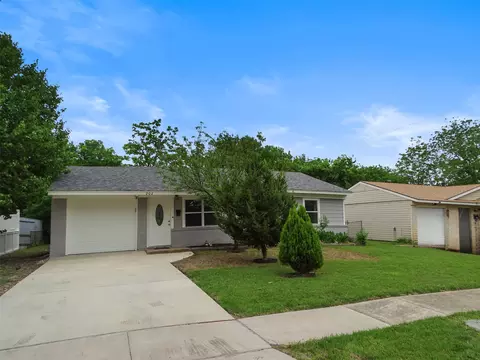 202 E Cober Dr, Grand Prairie, TX 75051