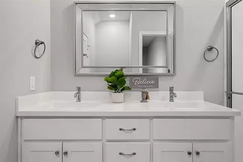 Bath - 418 Travis Dr, Mcgregor, TX 76657 photo 4 of 5