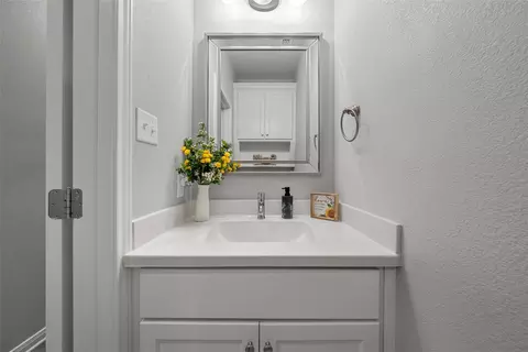 Bath - 418 Travis Dr, Mcgregor, TX 76657 photo 5 of 5
