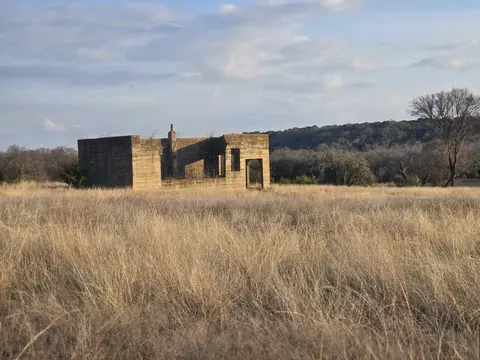 205 Grand Canyon Dr, Oglesby, TX 76561