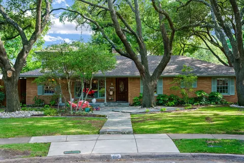911 Saint Lukes Dr, Richardson, TX 75080