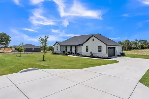 Exterior - 2004 Willy Dilly Rd, Springtown, TX 76082 photo 2 of 7