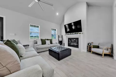 Living - 2004 Willy Dilly Rd, Springtown, TX 76082 photo 2 of 2