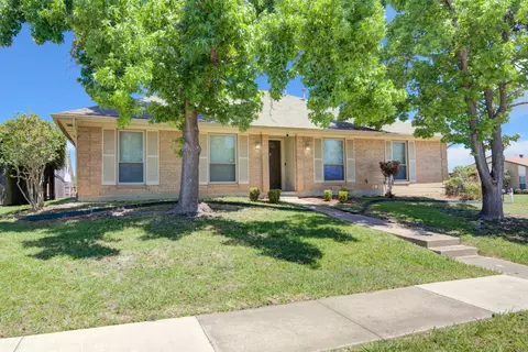1733 Brighton Dr, Carrollton, TX 75007
