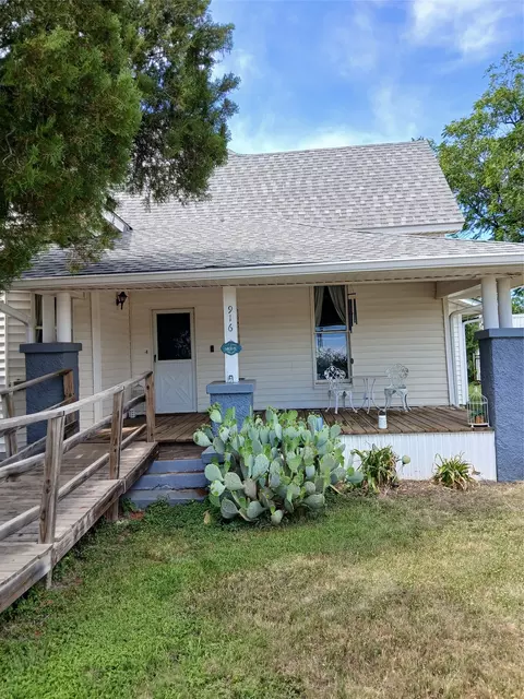 916 Austin St, Coleman, TX 76834