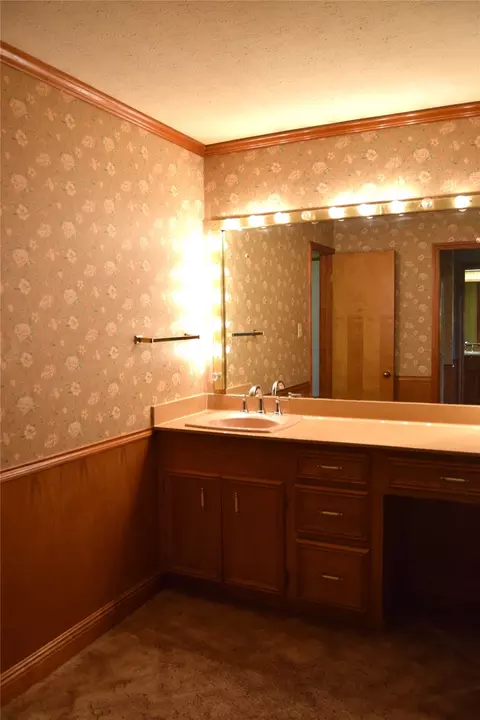 Bath - 902 Hinton St, Minden, LA 71055 photo 2 of 5