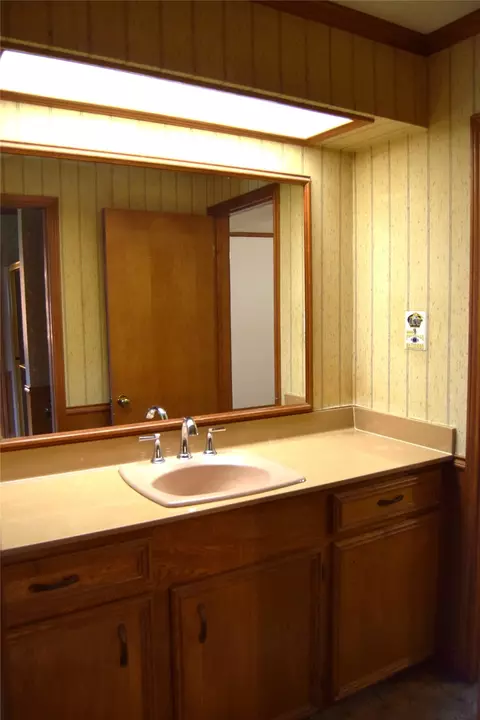 Bath - 902 Hinton St, Minden, LA 71055 photo 5 of 5