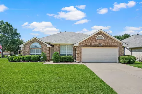 2732 Crystal Glenn Cir, Hurst, TX 76054