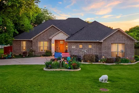 909 Summer Hill Ln, Red Oak, TX 75154