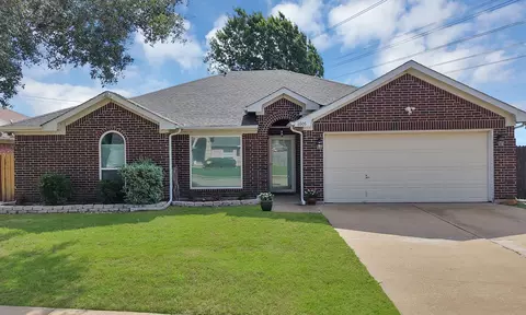 6005 Powder Wood Ln, Arlington, TX 76018