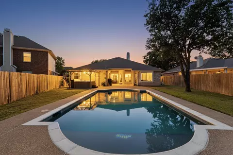 211 Ember Glen Dr, Arlington, TX 76018