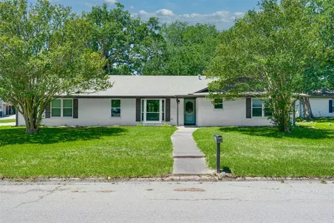 3011 Tanglewood Dr, Commerce, TX 75428