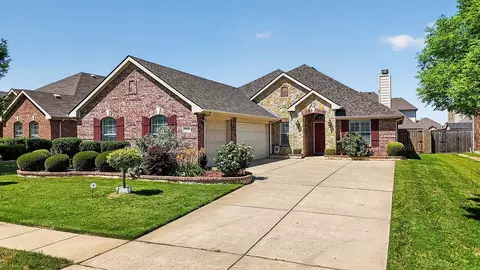 2360 Collin Dr, Grand Prairie, TX 75052