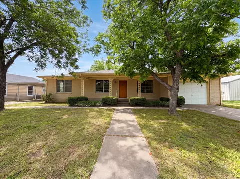 205 W Decatur St, Chico, TX 76431