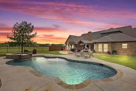 2033 Pin Oak Dr, Kaufman, TX 75142