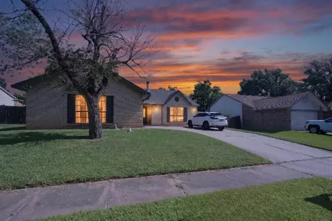 3825 Hackberry Ln, Bedford, TX 76021