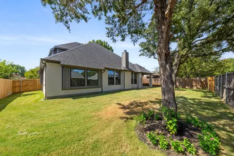 Exterior - 819 Beverly Dr, Grapevine, TX 76051 photo 5 of 9