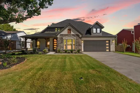 Exterior - 819 Beverly Dr, Grapevine, TX 76051 photo 1 of 9
