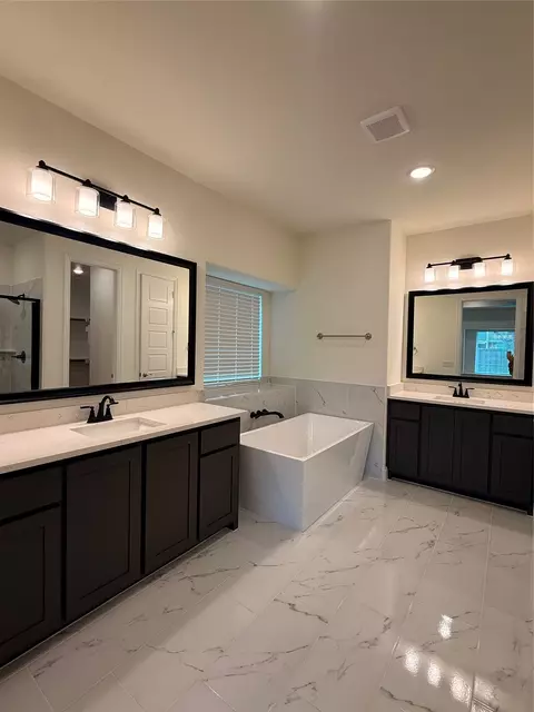 Bath - 819 Beverly Dr, Grapevine, TX 76051 photo 2 of 5