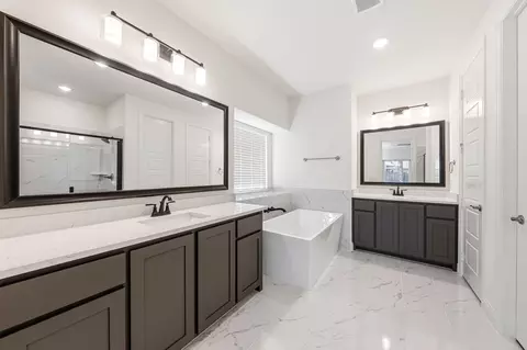 Bath - 819 Beverly Dr, Grapevine, TX 76051 photo 2 of 5