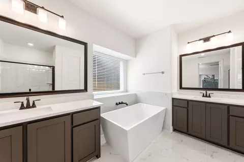 Bath - 819 Beverly Dr, Grapevine, TX 76051 photo 4 of 5