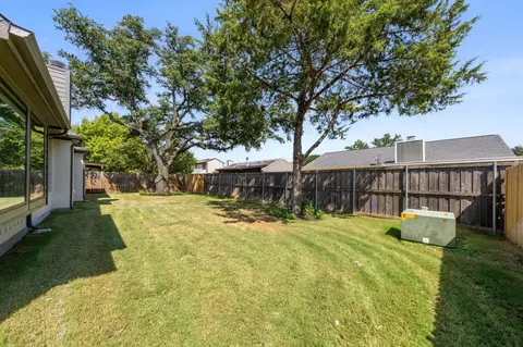 Exterior - 819 Beverly Dr, Grapevine, TX 76051 photo 6 of 9