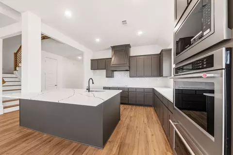 Kitchen - 819 Beverly Dr, Grapevine, TX 76051 photo 3 of 4